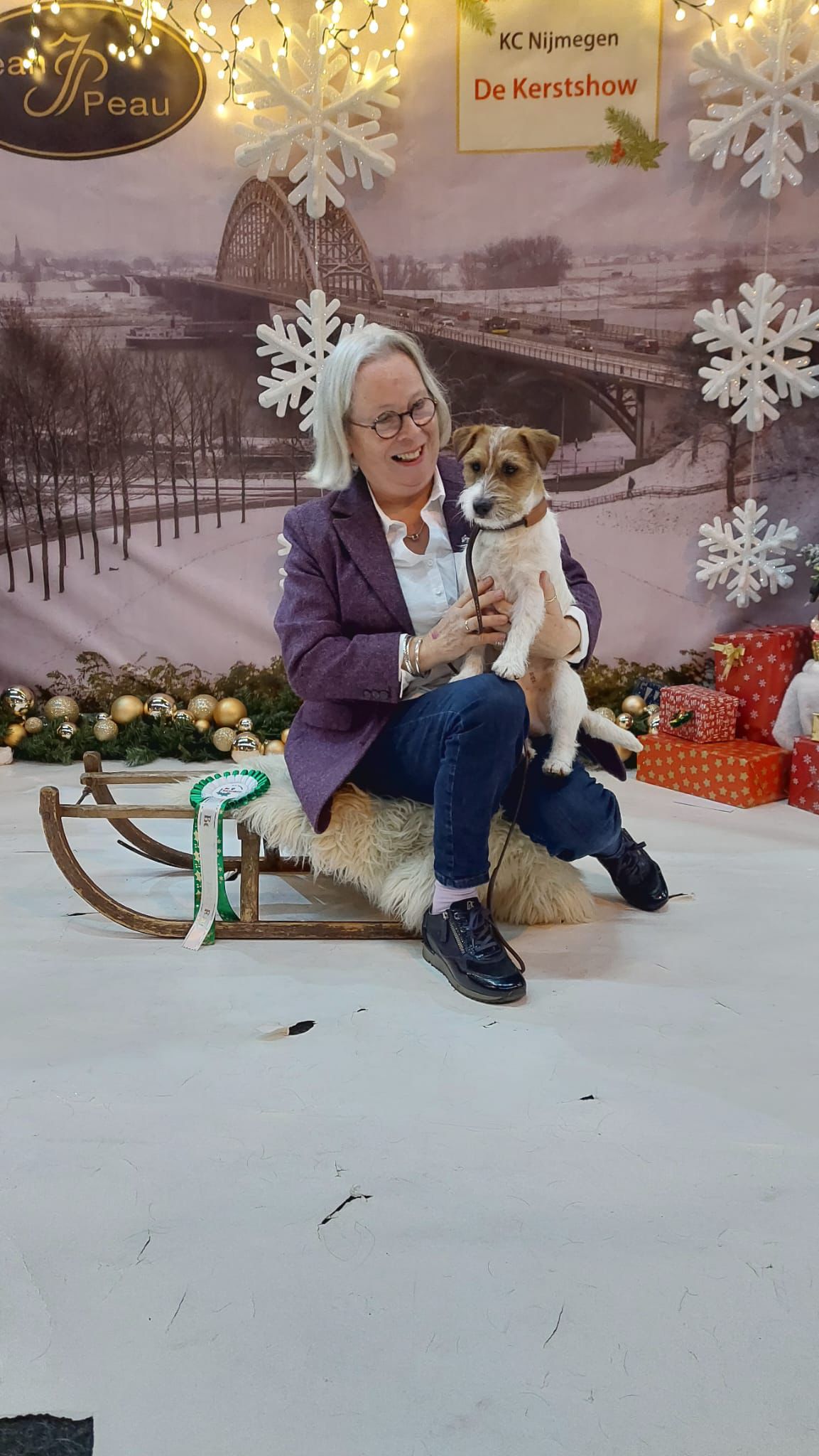 persoon fokker met hond Jack Russell op een show met prijsuitreiking